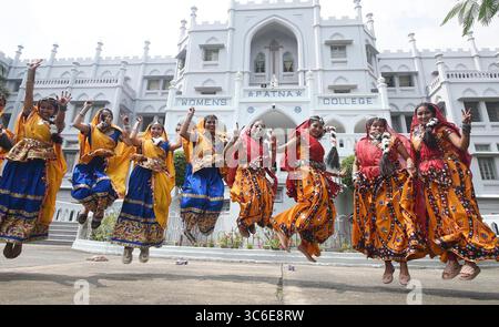 Patna, Inde. 31 juillet 2025. PATNA, INDE - JUILLET 31 : des étudiants posent pour une photo de groupe lors de Shravani Mahotsav au Patna Women's College le 31 juillet 2025 à Patna, en Inde. (Photo de Santosh Kumar/Hindustan Times/Sipa USA) crédit : Sipa USA/Alamy Live News Banque D'Images