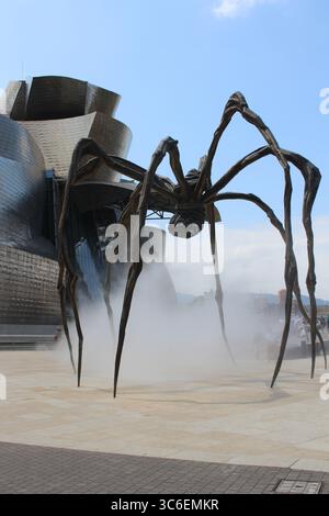Sculpture d'araignée maman avec vapeur montante devant le musée Guggenheim à Bilbao, Espagne. Banque D'Images