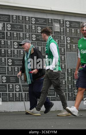 31 juillet 2025 ; Easter Road, Édimbourg, Écosse : UEFA Europa League, second tour de qualification, second tour, Hibernian versus Midtjylland ; les fans hiberniens arrivent à Easter Road Banque D'Images