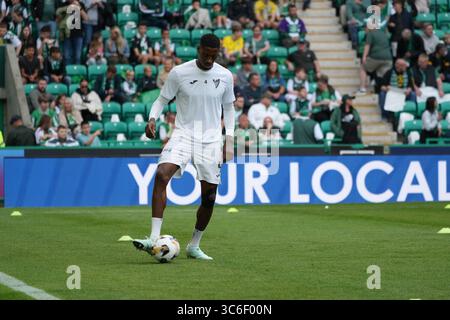 31 juillet 2025 ; Easter Road, Édimbourg, Écosse : UEFA Europa League, deuxième tour de qualification, deuxième manche, Hibernian versus Midtjylland ; Marvin Ekpiteta de Hibernian WARMS Up Banque D'Images