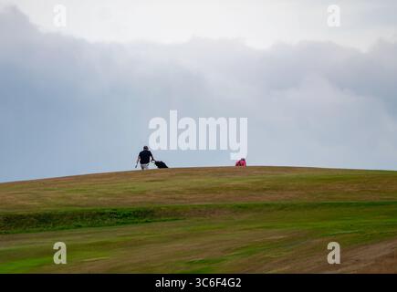 Golfeurs marchant sur les fairways du parcours de golf Balnagask à Aberdeen, en Écosse Banque D'Images