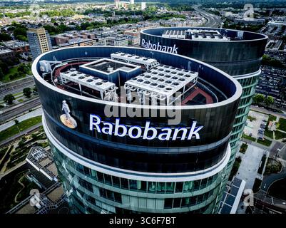UTRECHT - le Rabobank Bestuurscentrum ou le Rabotoren, également connu sous le nom de jumelles, est un immeuble de bureaux dans la ville d'Utrecht. À 105 mètres, les deux tours reliées à Croeselaan forment le plus haut immeuble de bureaux de la ville et ont été inaugurées comme nouveau siège de Rabobank en juin 2011. ANP / Hollandse Hoogte / Robin Utrecht pays-bas Out - belgique Out Banque D'Images