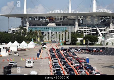 9 janvier 2021, États-Unis : les pilotes s’alignent pour les tests COVID-19 au Hard Rock Stadium de Miami Gardens, Floride, le 2 juillet 2020. (Crédit image : © TNS via ZUMA Wire) Banque D'Images