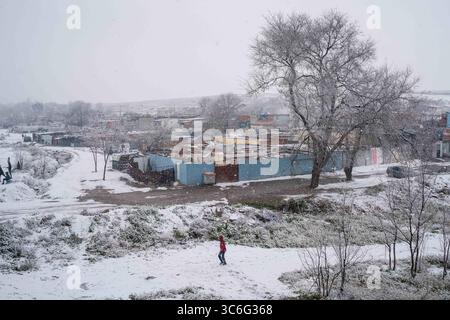 7 janvier 2021, Madrid, Espagne : de fortes chutes de neige vues sur le quartier marginal de la CaÃ±ada Real..L'Espagne enregistre des températures basses historiques et des chutes de neige mettant la communauté de Madrid en alerte. Dans le sud de Madrid, la CaÃ±ada Real, la communauté est privée d’électricité depuis 3 mois. (Crédit image : © Diego Radames/SOPA images via ZUMA Wire) Banque D'Images