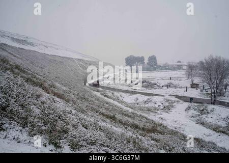 7 janvier 2021, Madrid, Espagne : de fortes chutes de neige vues sur le quartier marginal de la CaÃ±ada Real..L'Espagne enregistre des températures basses historiques et des chutes de neige mettant la communauté de Madrid en alerte. Dans le sud de Madrid, la CaÃ±ada Real, la communauté est privée d’électricité depuis 3 mois. (Crédit image : © Diego Radames/SOPA images via ZUMA Wire) Banque D'Images