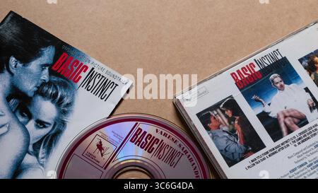 Album original de bande originale de Motion Picture 'Basic Instinct' ; pochette avec disque ; isolé sur fond noir clair ; prise de vue à angle supérieur. Banque D'Images
