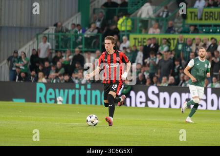 31 juillet 2025 ; Easter Road, Édimbourg, Écosse : UEFA Europa League, deuxième tour de qualification, deuxième manche, Hibernian contre Midtjylland ; Valdemar Byskov de Midtjylland porte le ballon en avant Banque D'Images