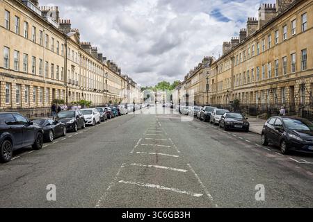 Vue le long de Great Pulteney Street jusqu'au musée Holburne à Bath, Somerset, Royaume-Uni le 31 juillet 2025 Banque D'Images