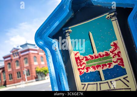 WASHINGTON DC — Une aquarelle de Thomas Chesterfield créée pour le Cherry Blossom Festival de 1990 décore une boîte d'appel historique restaurée de la police et des pompiers. Des boîtes d'appel de la police et des pompiers ont été installées dans toute la capitale à partir des années 1860 et ont commencé à devenir obsolètes avec l'introduction du système d'appel d'urgence 911 dans les années 1970, les composants électroniques fonctionnels étant retirés en 1995. Les boîtes d'appel sont restées en raison de leur taille et de leur poids, devenant sujettes à la détérioration due aux intempéries et au vandalisme. Ce projet d’arts publics est un effort à l’échelle de la ville dirigé par Cultural Tourism DC in Partners Banque D'Images