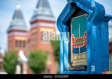 WASHINGTON DC — Une aquarelle de Thomas Chesterfield créée pour le Cherry Blossom Festival de 1990 décore une boîte d'appel historique restaurée de la police et des pompiers. Des boîtes d'appel de la police et des pompiers ont été installées dans toute la capitale à partir des années 1860 et ont commencé à devenir obsolètes avec l'introduction du système d'appel d'urgence 911 dans les années 1970, les composants électroniques fonctionnels étant retirés en 1995. Les boîtes d'appel sont restées en raison de leur taille et de leur poids, devenant sujettes à la détérioration due aux intempéries et au vandalisme. Ce projet d’arts publics est un effort à l’échelle de la ville dirigé par Cultural Tourism DC in Partners Banque D'Images