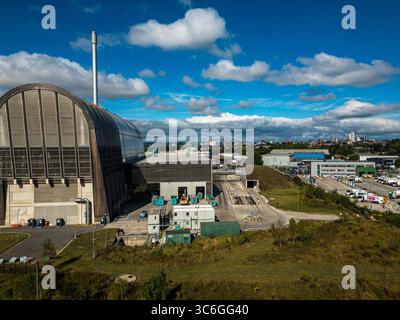 Photographie par drone de Leeds Recycling and Energy Recovery Faciility (RERF) dans le West Yorkshire. Structure arquée distinctive en bois et en acier conçue par Banque D'Images