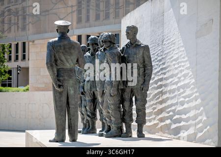 Sculpture commémorative de Dwight D. Eisenhower, discours du Jour J, Washington DC | WASHINGTON DC — Le mémorial Dwight D. Eisenhower présente une sculpture en bronze représentant le général Eisenhower s'adressant aux troupes américaines avant l'invasion du Jour J en Normandie en juin 1944, l'un des nombreux éléments figuratifs dans la conception de quatre acres (1,6 ha) de l'architecte Frank Gehry. Le mémorial a été inauguré en septembre 2020 sur Independence Avenue SW, rendant hommage au leadership d'Eisenhower en tant que commandant en chef suprême des forces expéditionnaires alliées pendant la Seconde Guerre mondiale et à ses deux mandats ultérieurs en tant que 34e président. À côté de la bronz Banque D'Images