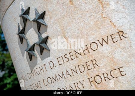 Inscription au Mémorial du général Dwight d Eisenhower à Washington DC / WASHINGTON DC — le Mémorial Dwight D. Eisenhower affiche une inscription honorant Eisenhower en tant que commandant suprême du corps expéditionnaire allié, le commandement sous lequel le débarquement du jour J a été exécuté le 6 juin 1944, et l'avancée alliée subséquente à travers l'Europe occidentale. Le mémorial a été inauguré en septembre 2020 sur l'Independence Avenue SW, après des années de révision de la conception et de débat public sur l'approche de l'architecte Frank Gehry, qui opposait les tapisseries monumentales en acier inoxydable du paysage du Kansas à l'intima Banque D'Images