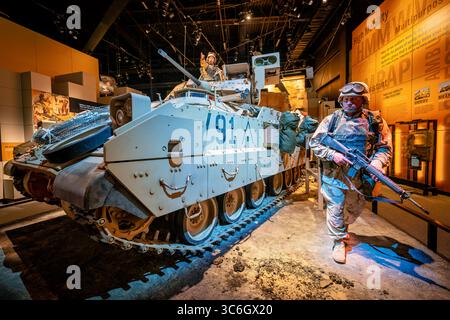 M2A3 Bradley Fighting Vehicle exposition au National Museum of US Army à Fort Belvoir Virginia / FORT BELVOIR, Virginie — L'exposition M2 et M3 Bradley Fighting Vehicle au National Museum of the United States Army présente les spécifications techniques et l'histoire de combat de ce véhicule d'infanterie et de cavalerie conçu pour combattre aux côtés du char Abrams. Le Bradley Fighting Vehicle combine mobilité, protection blindée et puissance de feu pour les soldats d'infanterie et de cavalerie, avec le M2 transportant une escouade d'infanterie et doté de ports de tir pour les fusils M16 modifiés, tandis que la version M3 cavalerie est utilisée pour Re Banque D'Images
