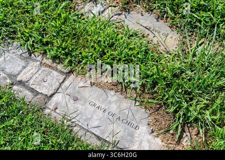ALEXANDRIA, Virginie — des marqueurs funéraires portant la mention « tombe d'un enfant » marquent les lieux de sépulture au Contrabands and Freedmen Cemetery Memorial, où plus de 50 % des 1 711 sépultures documentées étaient des enfants de moins de 5 ans. Le cimetière a servi de lieu de repos final pour les Afro-Américains qui ont fui l'esclavage et sont morts entre 1864-1869 pendant la période de la guerre de Sécession. Créé en mars 1864 par les autorités militaires de l'Union sur les terres confédérées confisquées, le cimetière a documenté les taux de mortalité infantile extrêmes causés par la surpopulation, l'assainissement inadéquat et les maladies épidémiques, y compris la variole, la typologie Banque D'Images