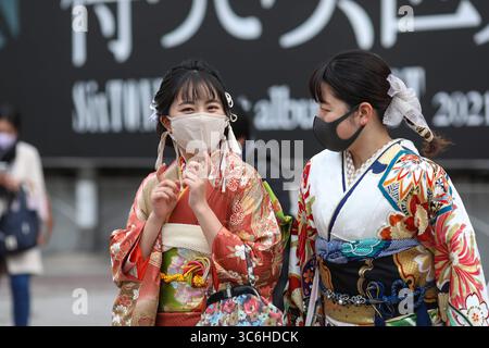 11 janvier 2021, Tokyo, Japon: Les femmes portant des kimono et des masques passent du temps à Shibuya Crossing pendant la journée ''Coming of Age''' en Tokyo..Coming de la Journée de l'âge célèbre ceux qui ont 20 ans. C'est un jour férié le deuxième lundi de janvier au Japon. Cependant, à la lumière du taux croissant d'infection par COVID19 au Japon, le jour de l'âge de 2021 n'était pas le même comme d'habitude. La cérémonie officielle n'était en ligne que dans la plupart des bureaux de la ville au Japon. Dans la place populaire Shibuya Crossing n'était que peu de filles dans le magnifique kimono. Toutes les personnes portant un masque. (Credit image: © Takimoto Marina/SOPA Images Banque D'Images