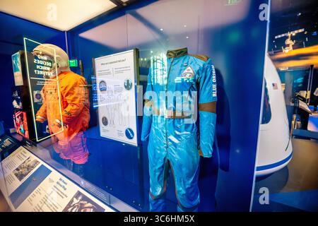 Tenue de vol Katya Echazarreta exposée au Smithsonian National Air and Space Museum à Washington DC / WASHINGTON DC — la tenue de vol de Katya Echazarreta du vol suborbital NS-21 de Blue Origin est exposée dans la salle d'exposition futures in Space nouvellement ouverte au Smithsonian National Air and Space Museum. L'ingénieur électricien portait cette combinaison lors de son vol spatial en juin 2022 à bord du vaisseau RSS First Step, faisant d'elle la première femme née au Mexique à voyager dans l'espace. Le voyage d'Echazarreta a été parrainé par le programme astronaute citoyen d'espace pour l'humanité, qui vise à démocratiser l'accès à Banque D'Images