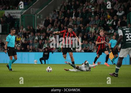 31 juillet 2025 ; Easter Road, Édimbourg, Écosse : UEFA Europa League, deuxième tour de qualification, deuxième manche, Hibernian contre Midtjylland ; Mikel Gogorza de Midtjylland est faussé Banque D'Images