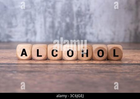 Main tenant une carte en papier avec le mot ALCOOL Banque D'Images