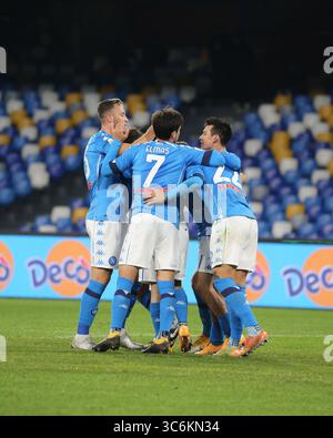 13 janvier 2021, Naples, Campanie, Italie : Giovanni Di Lorenzo de Napoli marque avec sa tête et célèbre avec ses coéquipiers..lors du match de Coupe d'Italie de football SSC Napoli vs FC Empoli le 23 décembre 2020 au stade Diego Armano Maradona de Naples. (Crédit image : © Fabio Sasso/ZUMA Wire) Banque D'Images