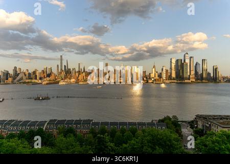 Vue panoramique de Manhattan au coucher du soleil avec le fleuve Hudson au premier plan, vue depuis Weehawken Dueling Grounds New Jersey. Banque D'Images