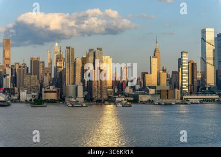 Midtown West Manhattan Skyline au coucher du soleil avec la rivière Hudson au premier plan, vue depuis Weehawken Dueling Grounds New Jersey. Banque D'Images