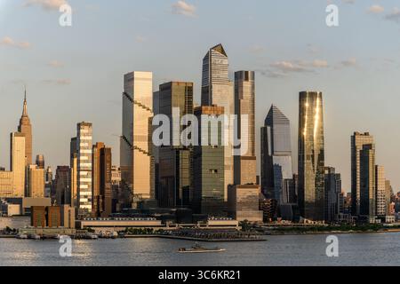 Midtown West Manhattan Skyline au coucher du soleil avec la rivière Hudson au premier plan, vue depuis Weehawken Dueling Grounds New Jersey. Banque D'Images