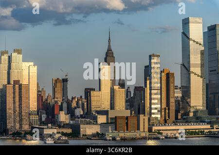 L'Empire State Building et Manhattan Skyline au coucher du soleil vus depuis Weehawken Duelling Grounds New Jersey Banque D'Images
