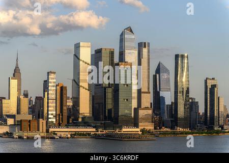 Midtown West Manhattan Skyline au coucher du soleil avec la rivière Hudson au premier plan, vue depuis Weehawken Dueling Grounds New Jersey. Banque D'Images