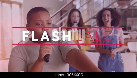 Chanter trois amis tenant des microphones à la maison salon, avec canapé, escalier et fenêtre. Divertissement, camaraderie, musique, loisirs, confortable, vibr Banque D'Images