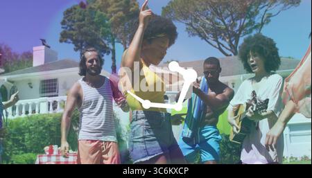 Femme dansante levant le doigt dans le jardin à la maison, avec guitare acoustique et table de pique-nique à carreaux. Festif, extérieur, célébration, loisirs, dynamique, la vie Banque D'Images