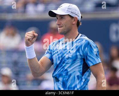 Toronto, Canada. 31 juillet 2025. Casper Ruud, de Norvège, célèbre sa victoire après la troisième ronde du match masculin en simple opposant Nuno Borges, du Portugal, et Casper Ruud, de Norvège, au tournoi de tennis de l’Open de la Banque nationale 2025 à Toronto, Canada, le 31 juillet 2025. Crédit : Zou Zheng/Xinhua/Alamy Live News Banque D'Images