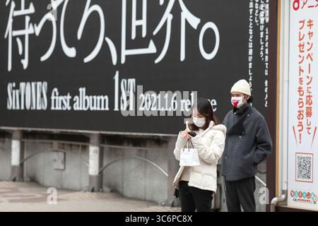 11 janvier 2021, Tokyo, Tokyo, Japon : les personnes portant un masque médical se tiennent devant la bannière (crédit image : © Marina Takimoto/ZUMA Wire) Banque D'Images