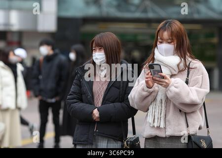 11 janvier 2021, Tokyo, Tokyo, Japon : les personnes portant un masque médical marchent de la gare (crédit image : © Marina Takimoto/ZUMA Wire) Banque D'Images