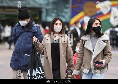 11 janvier 2021, Tokyo, Tokyo, Japon : des personnes portant un masque médical marchent devant la gare. (Crédit image : © Marina Takimoto/ZUMA Wire) Banque D'Images