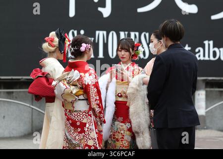 11 janvier 2021, Tokyo, Tokyo, Japon : jeunes femmes portant un kimono debout devant la gare. (Crédit image : © Marina Takimoto/ZUMA Wire) Banque D'Images