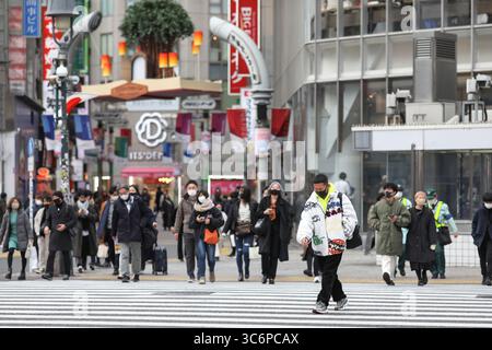 11 janvier 2021, Tokyo, Tokyo, Japon : des personnes portant un masque traversent la rue à un passage pour piétons (crédit image : © Marina Takimoto/ZUMA Wire) Banque D'Images