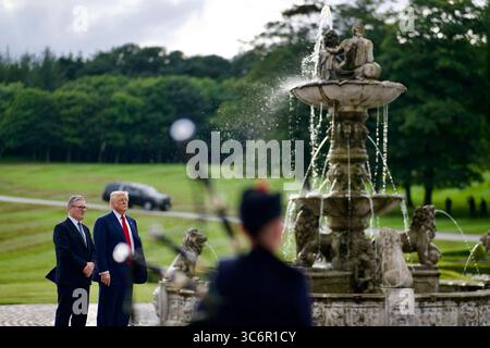 Le président Donald J. Trump rencontre le premier ministre britannique Keir Starmer au centre de golf Trump Turnberry en Écosse le lundi 28 juillet 2025. Les deux dirigeants ont discuté d’un accord commercial entre les États-Unis et le Royaume-Uni et de la crise humanitaire à Gaza, réaffirmant leur engagement en faveur de la coopération économique et de la stabilité internationale. Image reproduite avec l'aimable autorisation de la Maison Blanche. Banque D'Images