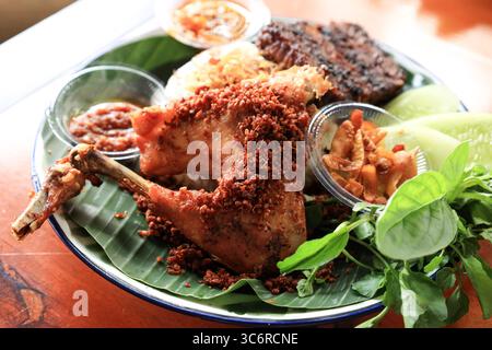 Gros plan Ayam Goreng Rempah, poulet frit aux épices assaisonnées et savoureuses. Banque D'Images