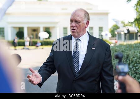 WASHINGTON, États-Unis — juillet 30 2025 : le tsar Thomas (Tom) Homan de la frontière américaine prononce un discours devant la presse à l'extérieur de l'aile ouest de la Maison Blanche Banque D'Images