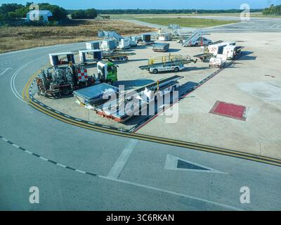 Cancun, Quintana Roo, Mexique – le 26 novembre 2024 : le matériel de soutien au sol et les conteneurs de fret sont prêts sur le tarmac de l’aéroport international de Cancun Banque D'Images