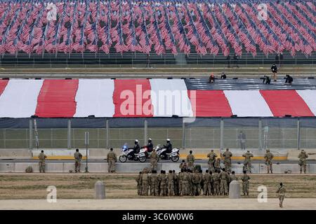 20 janvier 2021, Washington, District of Columbia, États-Unis : WASHINGTON, DC - 20 JANVIER : les membres de la Garde nationale regardent les drapeaux américains décorer le ''champ des drapeaux'' au National Mall avant l'investiture du président élu américain Joe Biden sur le front ouest du Capitole américain le 20 janvier 2021 à Washington, DC. lors de la cérémonie d'investiture d'aujourd'hui Joe Biden devient le 46e président des États-Unis (crédit image : © Tasos Katopodis - Pool via CNP/CNP via ZUMA Wire) Banque D'Images