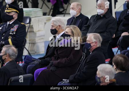20 janvier 2021, Washington, District de Columbia, États-Unis : L'ancien président des États-Unis Bill Clinton et l'ancienne secrétaire d'État américaine Hillary Rodham Clinton regardent Joe Biden prêter serment en tant que 46e président des États-Unis au Capitole des États-Unis à Washington, DC, le mercredi 20 janvier 2021. (Crédit image : © Chris Kleponis - CNP/CNP via ZUMA Wire) Banque D'Images