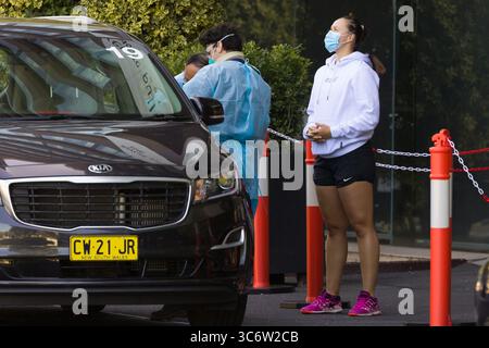 20 janvier 2021 : Ivana Popovic, australienne, quitte l'hôtel Pullman pour une séance d'entraînement avant l'Open d'Australie 2021. Environ 1200 joueurs de tennis et officiels sont arrivés à Melbourne via 15 avions affrétés et ont dû subir une période de quarantaine de 14 jours avant d'être autorisés à concourir. L'hôtel Pullman est l'un des trois hôtels utilisés pour la quarantaine des joueurs. Sydney Low/Cal Sport Media(image de crédit : &copy ; Sydney Low/CSM via ZUMA Wire) Banque D'Images