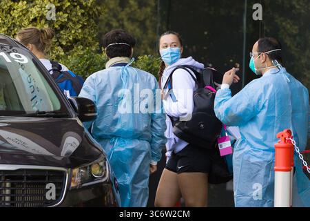 20 janvier 2021 : Ivana Popovic, australienne, quitte l'hôtel Pullman pour une séance d'entraînement avant l'Open d'Australie 2021. Environ 1200 joueurs de tennis et officiels sont arrivés à Melbourne via 15 avions affrétés et ont dû subir une période de quarantaine de 14 jours avant d'être autorisés à concourir. L'hôtel Pullman est l'un des trois hôtels utilisés pour la quarantaine des joueurs. Sydney Low/Cal Sport Media(image de crédit : &copy ; Sydney Low/CSM via ZUMA Wire) Banque D'Images