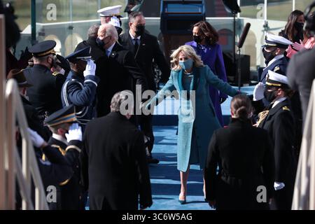 20 janvier 2021, Washington, District of Columbia, États-Unis : WASHINGTON, DC - 20 JANVIER : la première dame Dr Jill Biden gestes après l'investiture du président américain Joe Biden sur le front ouest du Capitole américain le 20 janvier 2021 à Washington, DC. lors de la cérémonie d'investiture d'aujourd'hui Joe Biden devient le 46e président des États-Unis. (Photo de Win McNamee/Getty images) (image crédit : © Win McNamee/CNP via ZUMA Wire) Banque D'Images