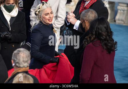 20 janvier 2021, Washington, District de Columbia, États-Unis : la chanteuse AMÉRICAINE Lady Gaga parle à Barrack et Michelle Obama avant que Joe Biden ne prête serment en tant que 46e président américain le 20 janvier 2021, au Capitole américain à Washington, DC. - Biden, un ancien vice-président de 78 ans et sénateur de longue date, prête serment d'office à midi (1700 GMT) sur le front ouest du Capitole américain, l'endroit même où les émeutiers pro-Trump se sont affrontés avec la police il y a deux semaines avant de prendre d'assaut le Congrès dans une insurrection meurtrière. (Photo de Saul LOEB / POOL / AFP) (crédit image : © Saul Loeb/CNP via ZUMA Wire) Banque D'Images