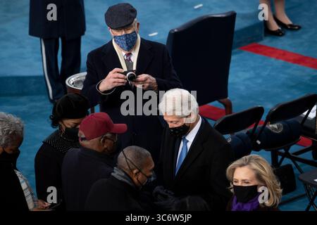 20 janvier 2021, Washington, District of Columbia, États-Unis : ÉTATS-UNIS - 20 janvier : le sénateur Patrick Leahy, d-Vt., prend une photo du whip majoritaire Jim Clyburn, d-SC, de l'ancien président Bill Clinton et de l'ancienne secrétaire d'État Hillary Clinton alors qu'ils arrivent sur le front ouest du Capitole des États-Unis pour l'inauguration de Joe Biden à Washington le mercredi 20 janvier 2021. (Photo de Caroline Brehman/CQ Roll Call) (image crédit : © Caroline Brehman/CNP via ZUMA Wire) Banque D'Images