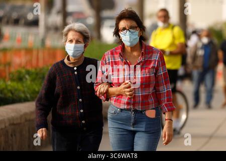 4 janvier 2021, Lima, Pérou : des femmes portant un masque marchent le long du Malecon dans le district de Barranco à Lima (crédit image : © Mariana Bazo/ZUMA Wire) Banque D'Images