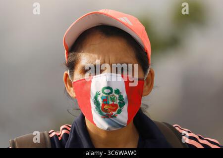 4 janvier 2021, Lima, Pérou : une femme portant un masque facial aux couleurs du drapeau péruvien et des armoiries marche le long du Malecon dans le district de Barranco à Lima (crédit image : © Mariana Bazo/ZUMA Wire) Banque D'Images